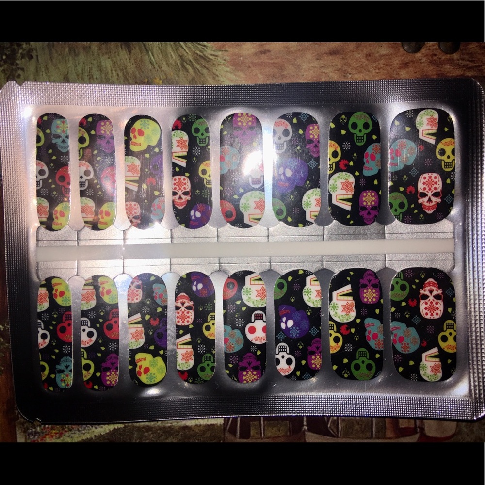 Skulls skulls! Halloween FFBoutique Nail Wrap!